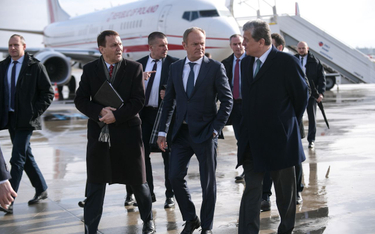 Premier Donald Tusk, szef MSZ Radosław Sikorski i ambasador RP we Francji i Monako Jan Emeryk Rościs