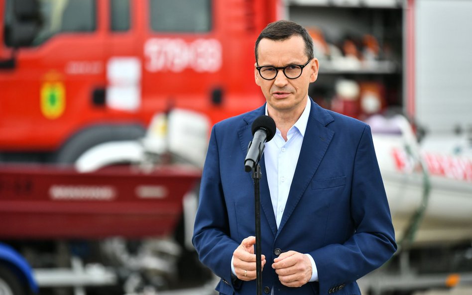 Premier Mateusz Morawiecki podczas konferencji prasowej w miejscowości Uraz (woj. dolnośląskie)