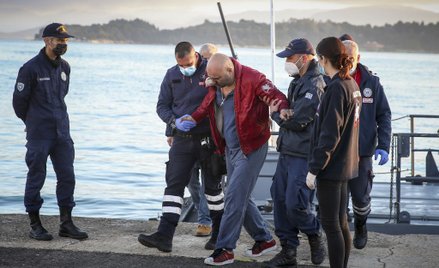 Wszyscy pasażerowie i załoga zostali ewakuowani z płonącego statku do portu Korfu