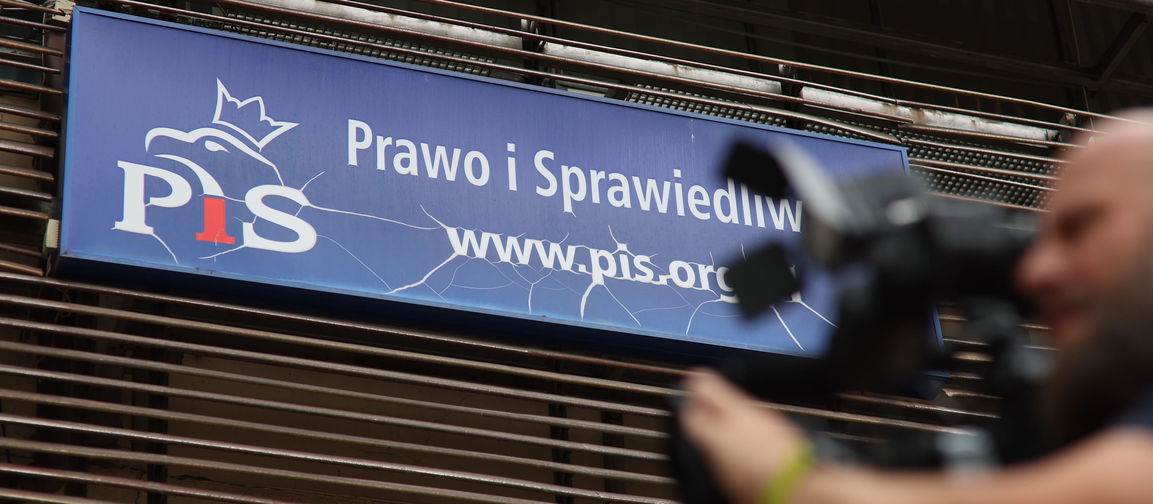 Rozłam PiS uderzy w finanse partii. Morawiecki jest w stanie zebrać 30 mln złotych