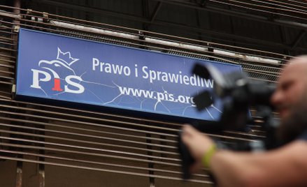 PiS tracąc niemal 40 parlamentarzystów traci też darowizny, do których są oni zobowiązani na rzecz p