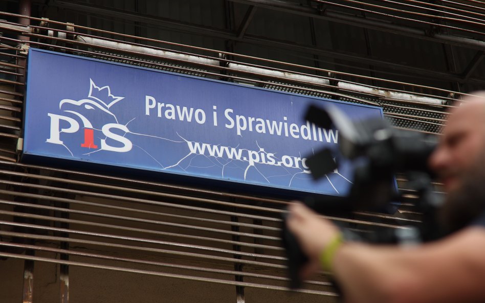 PiS tracąc niemal 40 parlamentarzystów traci też darowizny, do których są oni zobowiązani na rzecz p