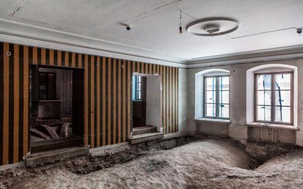 Zdjęte drewniane podłogi odsłoniły konstrukcję stropów