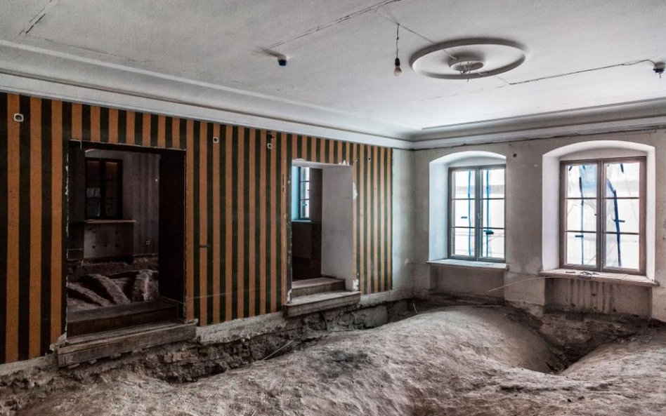 Zdjęte drewniane podłogi odsłoniły konstrukcję stropów