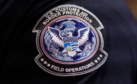 Amerykański urząd celny i ochrony granic poinformował, że we wtorek wstrzyma pobieranie ceł nałożony