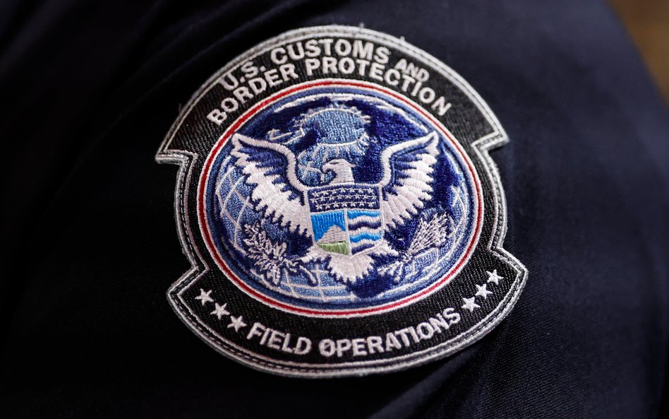 Amerykański urząd celny i ochrony granic poinformował, że we wtorek wstrzyma pobieranie ceł nałożony