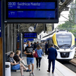Pociąg hybrydowy Kolei Dolnośląskich podczas inauguracyjnego przejazdu z Wrocławia