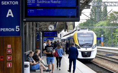 Pociąg hybrydowy Kolei Dolnośląskich podczas inauguracyjnego przejazdu z Wrocławia