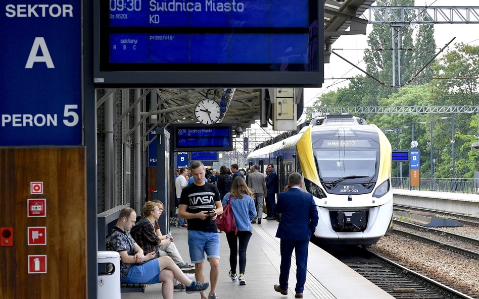 Pociąg hybrydowy Kolei Dolnośląskich podczas inauguracyjnego przejazdu z Wrocławia