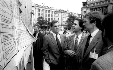 27 maja 1990 roku. Komisja Rady Europy nadzorująca przebieg głosowania w woj. krakowskim