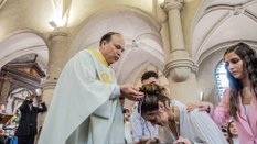 Po dekadach sekularyzacji, po skandalach nadużyć seksualnych, religijnej obojętności społeczeństwa k