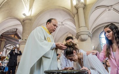 Po dekadach sekularyzacji, po skandalach nadużyć seksualnych, religijnej obojętności społeczeństwa k