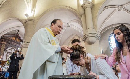 Po dekadach sekularyzacji, po skandalach nadużyć seksualnych, religijnej obojętności społeczeństwa k