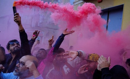 Członkowie społeczności bengalskiej w Barcelonie świętują zatwierdzenie przez hiszpański rząd progra