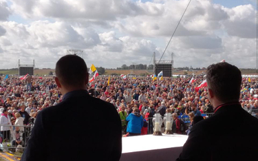 Na lotnisku pod Włocławkiem modli się już ponad 20 tys.osób. Organizatorzy akcji "Polska pod Krzyżem