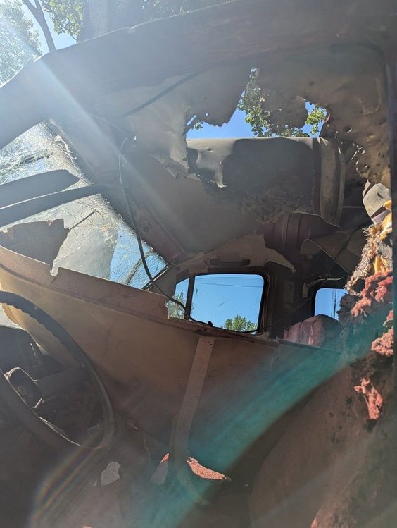 Pojazd strażaków, uszkodzony w wyniku uderzeniu drona