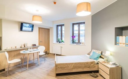 Pokój w kompleksie Angel Care we Wrocławiu. Pobyt w tzw. dwójce kosztuje 4,5 tys. zł za miesiąc