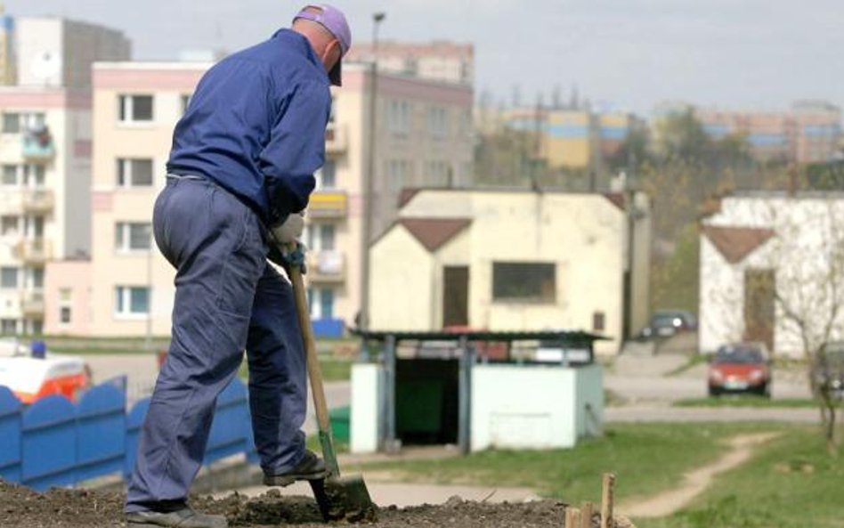 Najwięcej pracy dla więźniów jest w wakacje. Skazani pracują m.in. przy remontach szkół