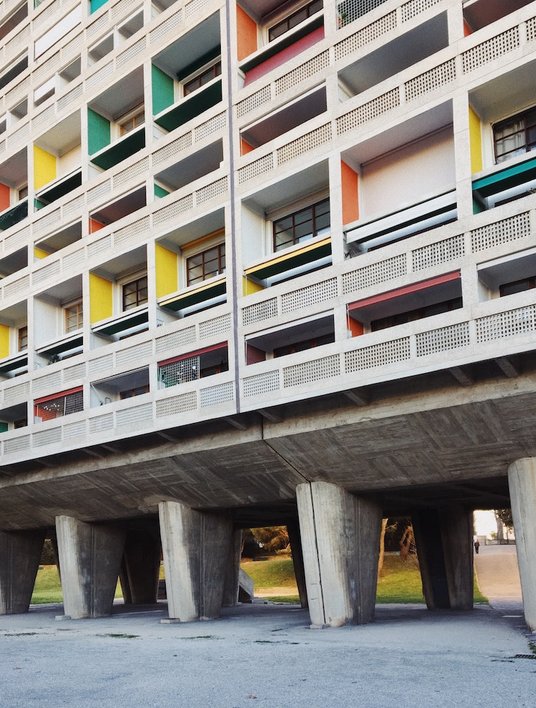 Budynek wsparty jest na potężnych betonowych słupach, dzięki czemu bez kłopotu można pod nim przejść