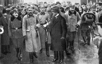 Józef Piłsudski dotarł do stolicy rano 10 listopada. Szybko się przekonał, że Warszawa to jeden wiel