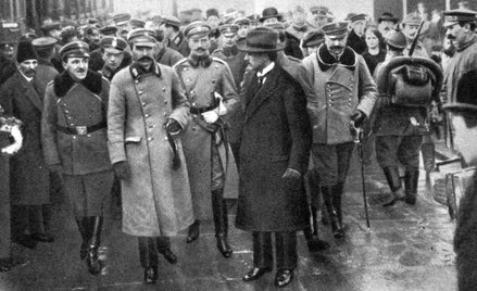 Józef Piłsudski dotarł do stolicy rano 10 listopada. Szybko się przekonał, że Warszawa to jeden wiel