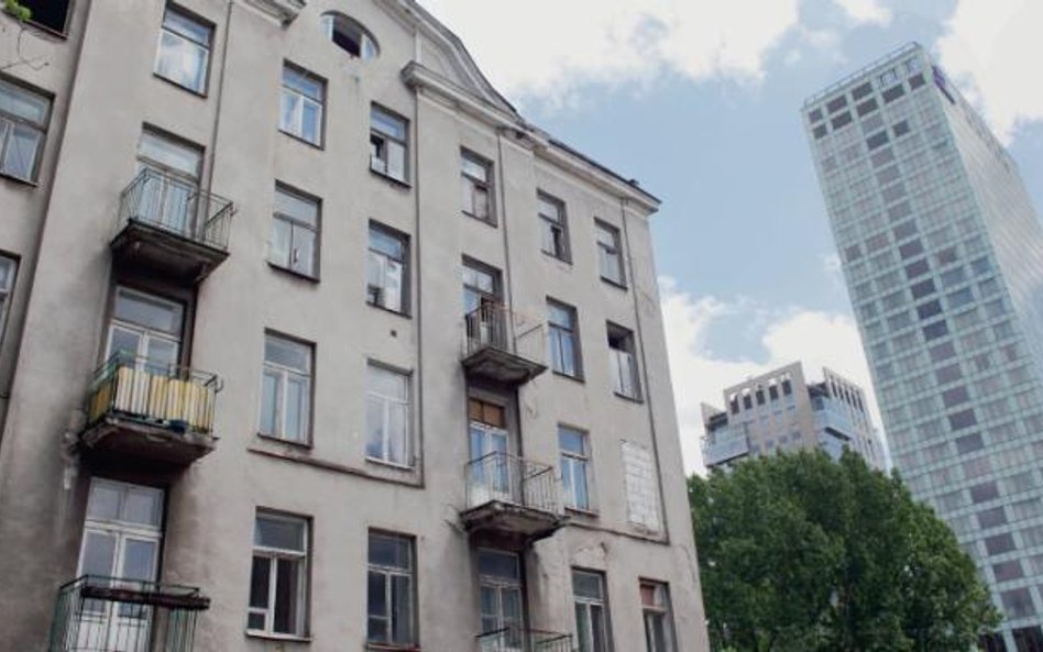 Działek jest coraz mniej, więc deweloperzy coraz częściej będą kupować grunty z budynkami do wyburza