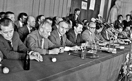 Mieczysław Jagielski, Lech Wałęsa i Tadeusz Fiszbach w sali BHP Stoczni Gdańskiej. Sierpień 1980 r.