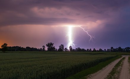 IMGW ostrzega przed gwałtownymi burzami. Wydano ostrzeżenia
