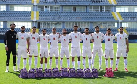 Piłkarze reprezentacji Iranu wyszli na mecz z Nigerią w Antalyi pod koniec marca z dziecięcymi pleca