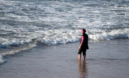 Islam nakazuje kobietom ukryć ciało przed mężczyznami. Na zdjęciu plaża w Rabacie