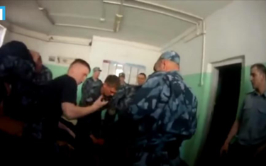 Strażnicy więzienni torturują skazanego w kolonii karnej nr. 1 w Jarosławiu
