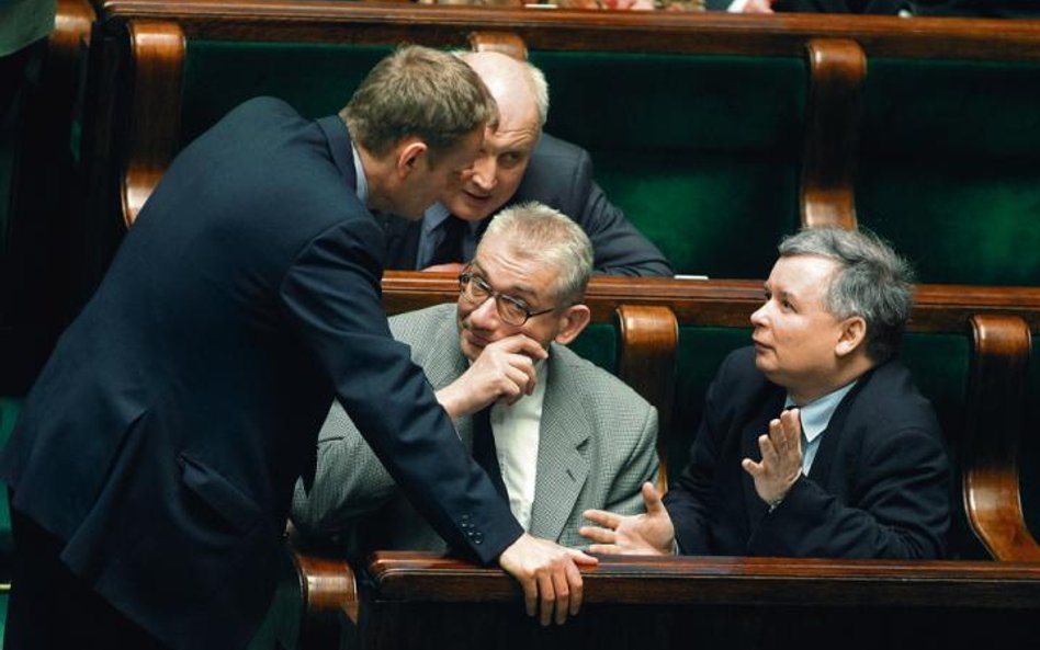 Łza się w oku kręci. 2003 rok w Sejmie – Donald Tusk, Ludwik Dorn i Jarosław Kaczyński niedługo wcze