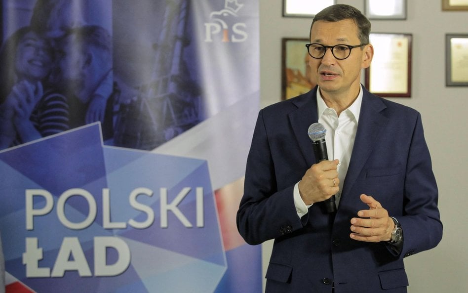 Premier Mateusz Morawiecki promujący Polski Ład na spotkaniu z mieszkańcami Miłakowa w województwie 