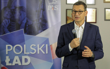 Premier Mateusz Morawiecki promujący Polski Ład na spotkaniu z mieszkańcami Miłakowa w województwie 