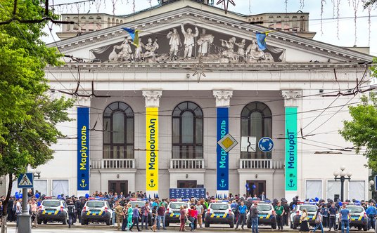 Teatr w Mariupolu, na kolumnach widoczne elementy opracowanej przez Siergija nowej identyfikacji wiz