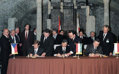 ?Podpisanie współpracy wyszehradzkiej na Zamku Wyszehrad na Węgrzech, 15 lutego 1991 r., podpisują o