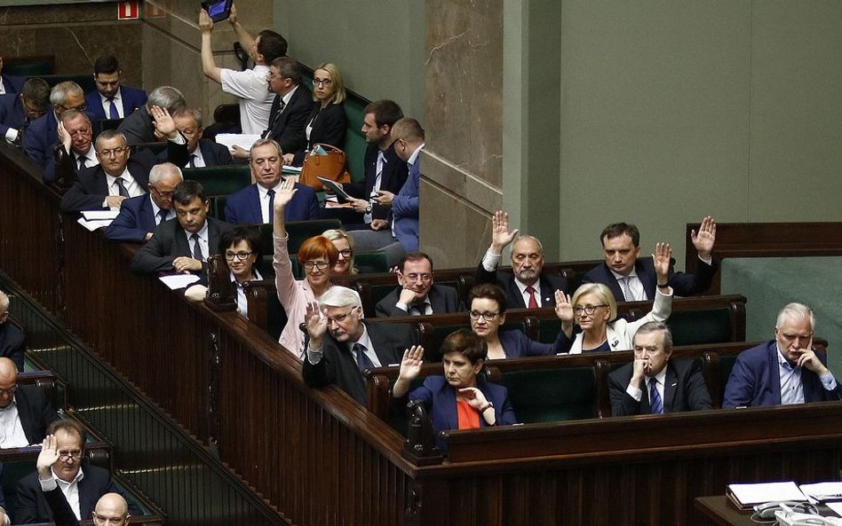 Ministerialne nagrody wstydu: PiS nagradza hojniej niż PO