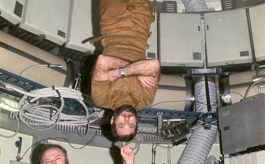 Gerald Carr i William Pogue (do góry nogami) demonstrują efekty braku grawitacji na orbicie ziemskie