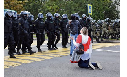 Uczestniczka jednego z protestów po sfałszowanych wyborach (Mińsk, 13 września 2020 r.). Do ich stłu