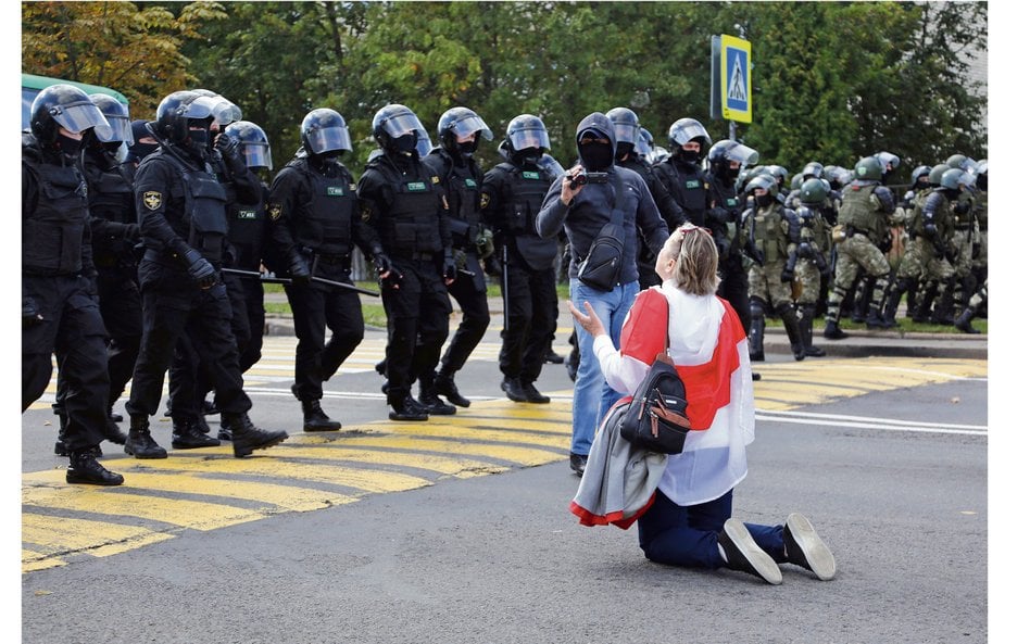 Uczestniczka jednego z protestów po sfałszowanych wyborach (Mińsk, 13 września 2020 r.). Do ich stłu
