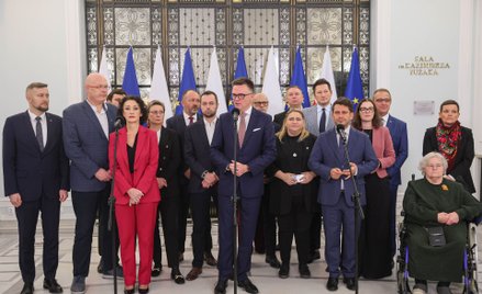 Szymon Hołownia i posłowie Polski 2050 w Sejmie