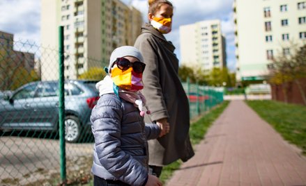 Badacze z USA apelują, aby nie rezygnować z noszenia masek