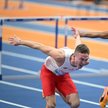 Jakub Szymański i Francuz Wilhem Belocian na finiszu biegu finałowego na 60 metrów przez płotki