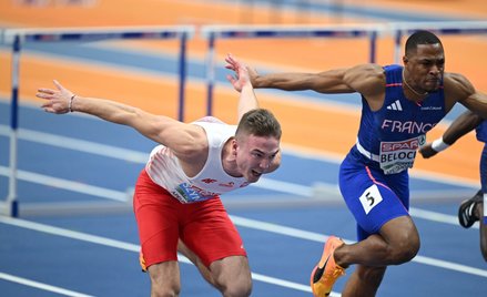 Jakub Szymański i Francuz Wilhem Belocian na finiszu biegu finałowego na 60 metrów przez płotki