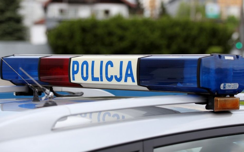 Napaść na policjantów w Krakowie. Trwa obława