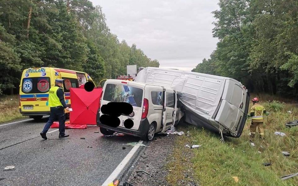 Ciało ofiary wypadku odkryto dopiero na policyjnym parkingu