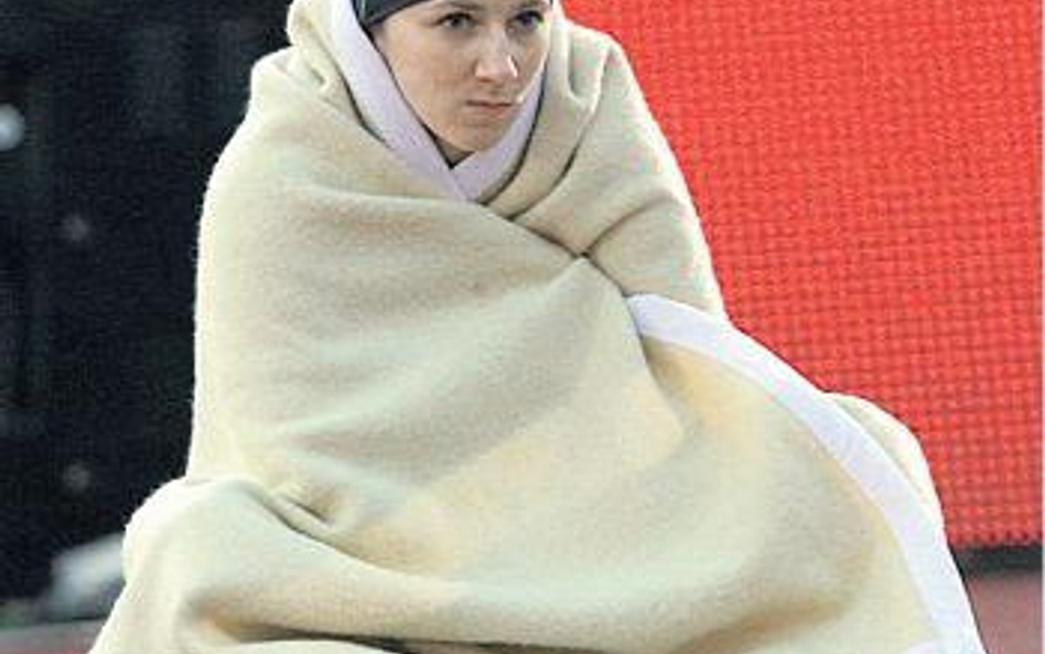 Monika Pyrek większość czasu na stadionie Orła spędziła owinięta po uszy w koc