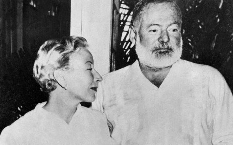 Ernest Hemingway z żoną Mary Welsh. Zdjęcie zrobiono w Havanie w 1954 roku.