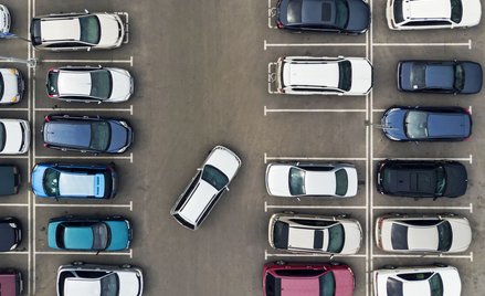 Stłuczka na parkingu: taniej uciec z miejsca wypadku niż dostać mandat