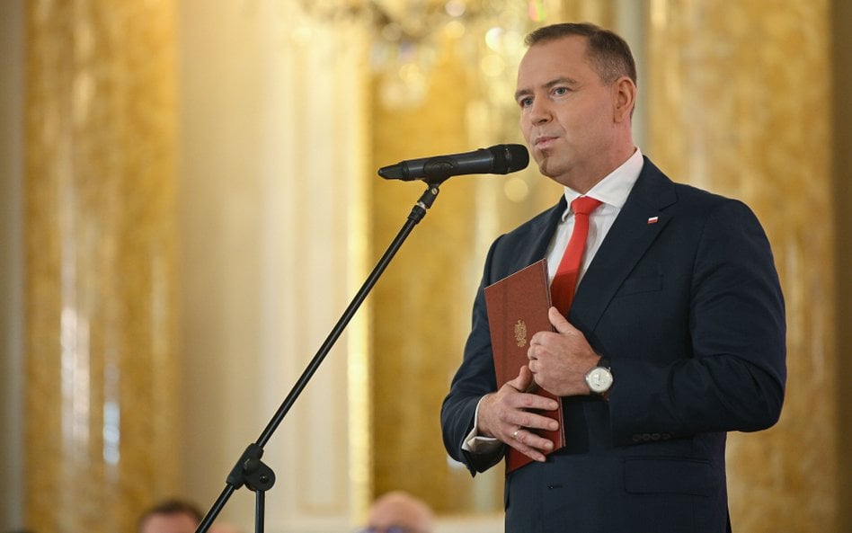 Prezydent elekt Karol Nawrocki przemawia po odebraniu z rąk przewodniczącego PKW uchwały ws. stwierd